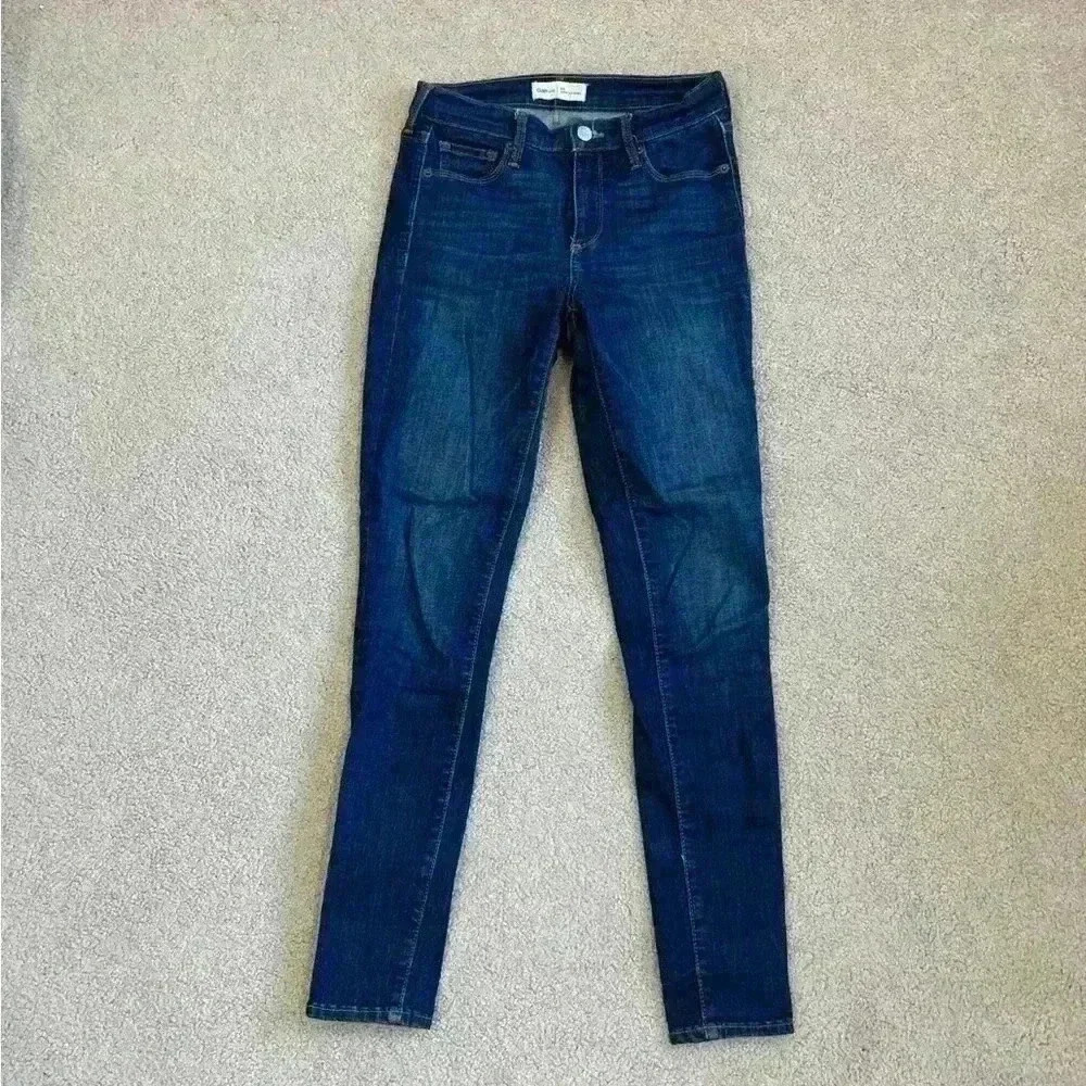 Gap true skinny blue jeans in size 26R